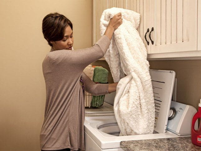 Правильне прання пледа: три способи очищення