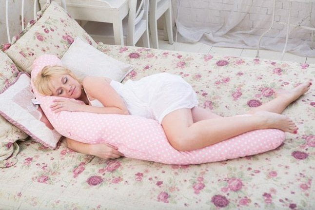Чем помогает подушка для беременных и стоит ли ее покупать