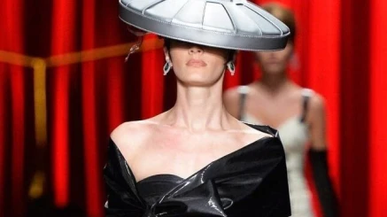 Авангардные решения: революционное платье-мешок от бренда Balenciaga