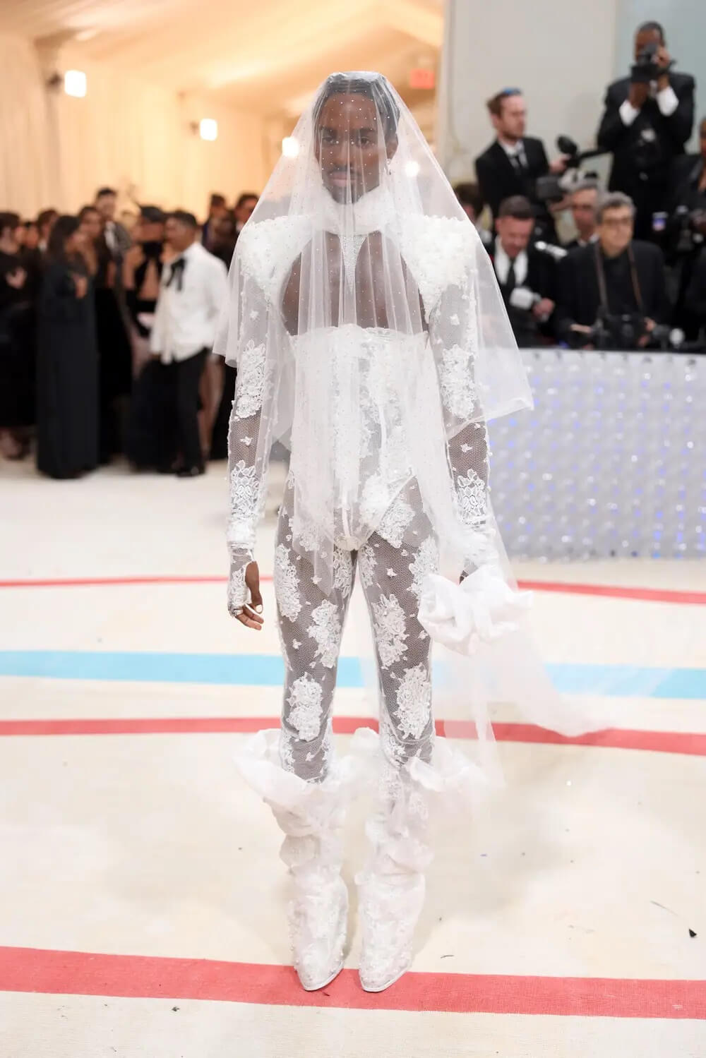 guchni-elegantni-ta-shaleni-obrazi-na-vechirczi-met-gala-7