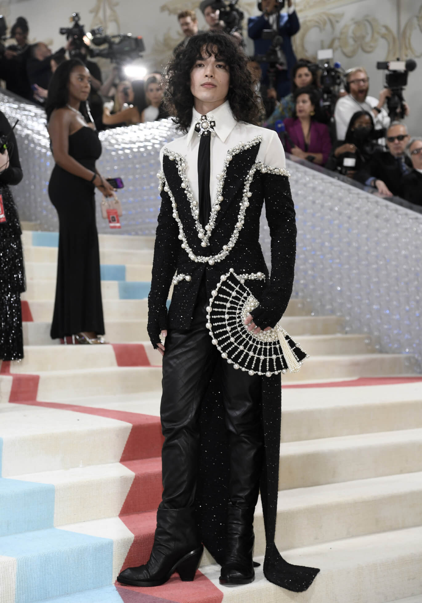 guchni-elegantni-ta-shaleni-obrazi-na-vechirczi-met-gala-8