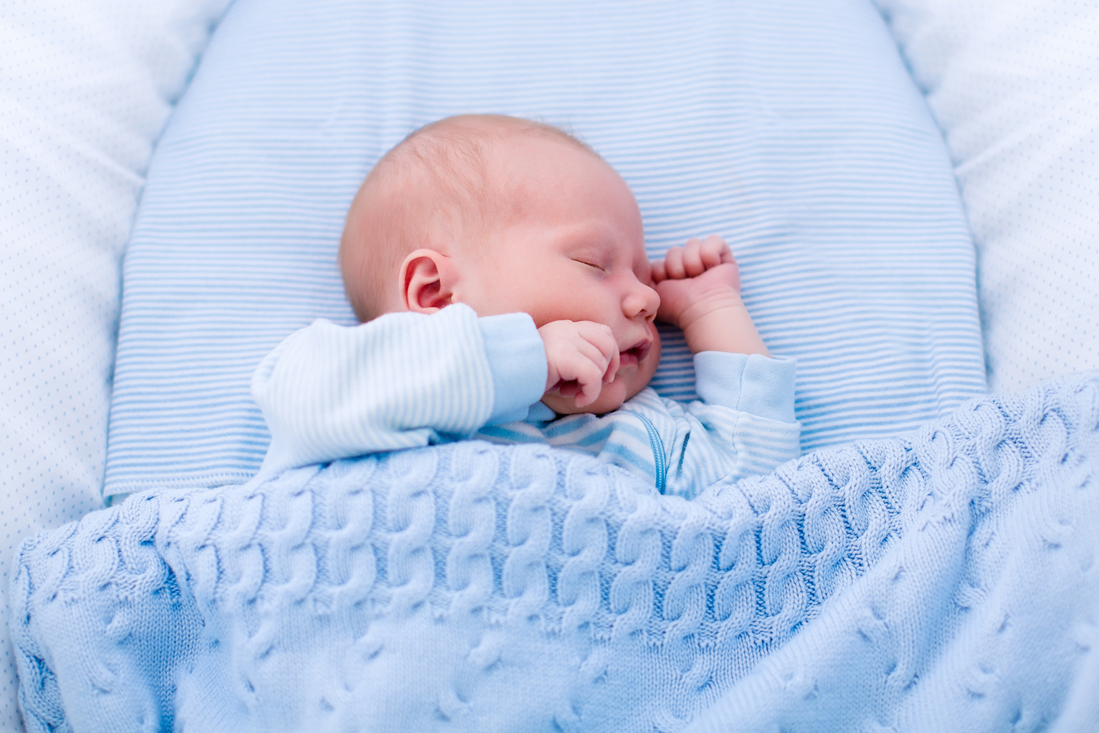 К чему снится новорожденный мальчик на руках. Новорожденные мальчики. Фотосессия новорожденного мальчика. Красивые Новорожденные мальчики. Детское одеяло для новорожденных.