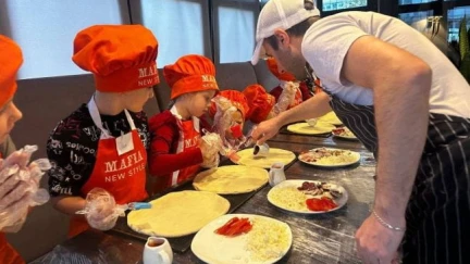 Співпраця з мережею ресторанів "Mafia": яскраві фартушки та ковпаки для дитячого майстер класу.