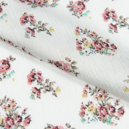 Шовк штучний жатка принт квіти на молочному